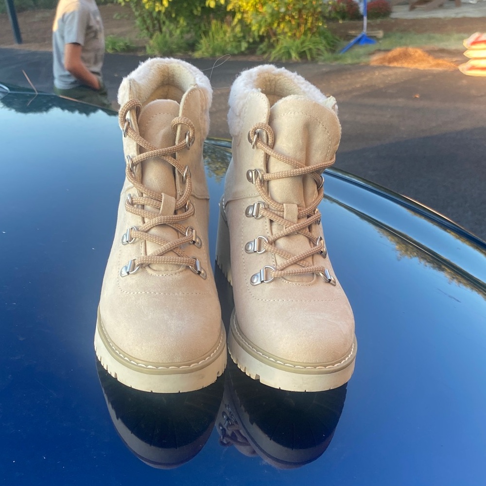 Sonoma Women's Beige Winter Boots